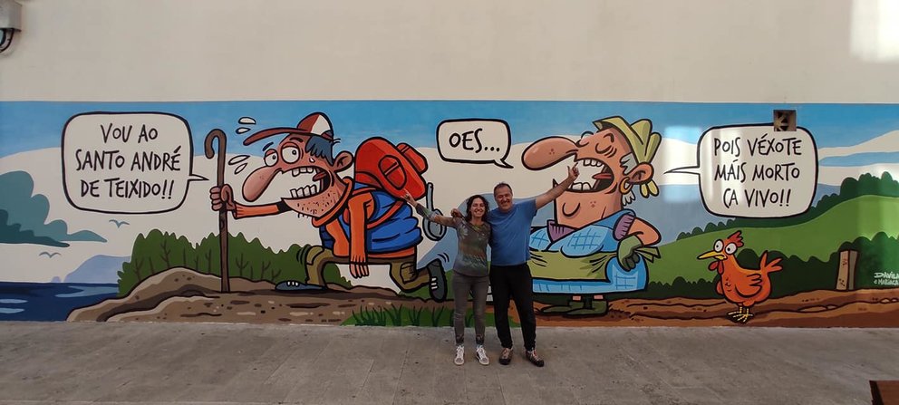 O autor Luís Davila con María Acuña que colaborou con humorista gráfico no desenvolvemento do mural