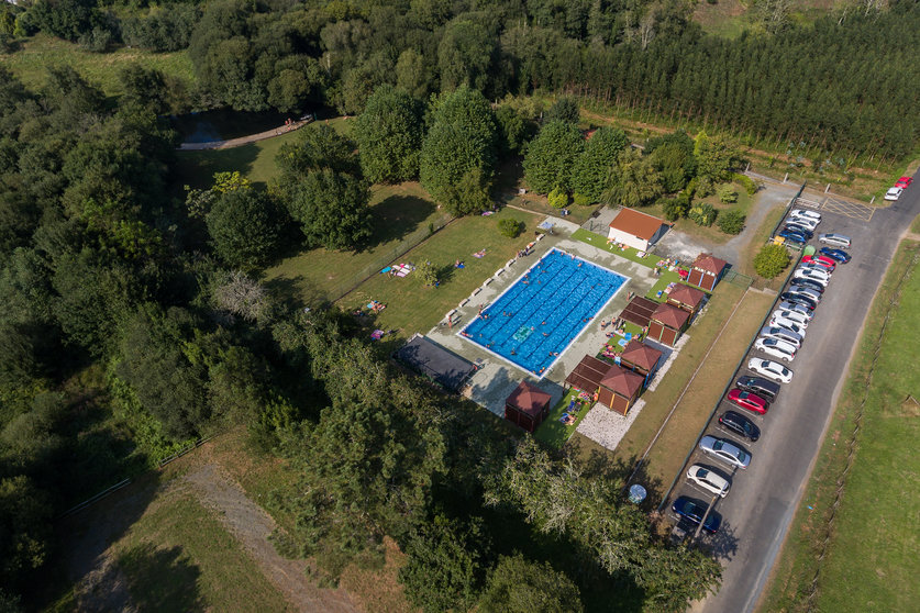 Vista aérea das instalacións da piscina municipal de Souto Grande (Foto: César Galdo)