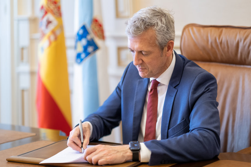 O presidente da Xunta de Galicia, Alfonso Rueda, asina o decreto de formación do Goberno galego. Pazo de Raxoi. 15/05/22.