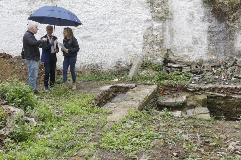 Martina Aneiros durante a visita aos restos urbanos atopados en Ferrol Vello