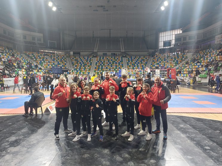 Os integrantes da Escola Ayude coas súas medallas na final da Liga Nacional de kickboxing