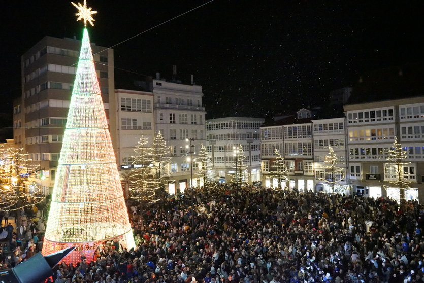 A veciñanza acudiu ao aceso das luces de Nadal na Praza de Armas e que deu inicio as festas na cidade
