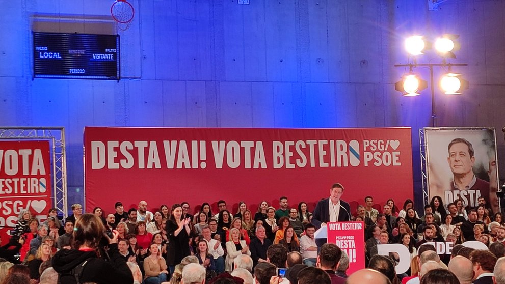 O candidato socialista Xosé Ramón Gómez Besteiro durante o peche de campaña en Santiago de Compostela