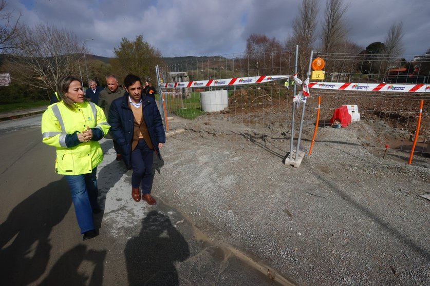 A concelleira de Infraestruturas e Mobilidade e o alcalde de Ferrol percorrendo as obras do colector do río Sardiña, na Malata de Ferrol.