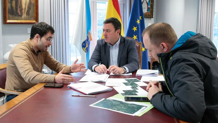 Reunión entre o Concello de Santa Comba e a Deputación da Coruña para estudar actuacións de acondicionamento da estrada DP-2904.
