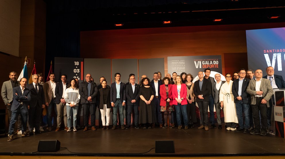 Premiados, autoridades e entidades patrocinadoras tras a galga dos Premios Santiago Deporte