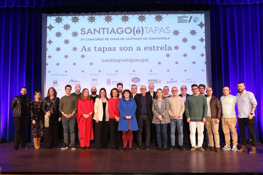 Os gañadores desta nova edición de 'Santiago(é)Tapas' cos representantes do Concello, patrocinadores e hostaleiros