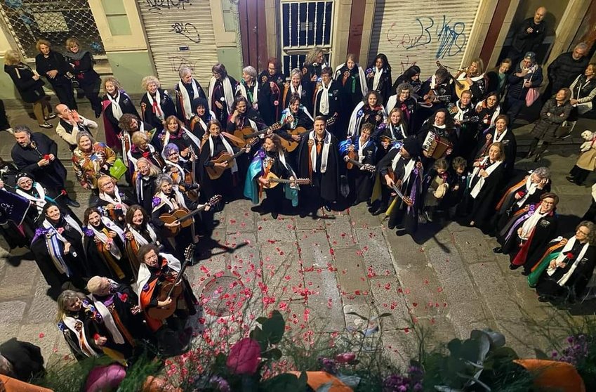 A rondalla Só Elas é a engarda de interpretar o vals composto por Julia Dopico en que xa forma parte do Cancioeiro da Festa das Pepitas de Ferrol