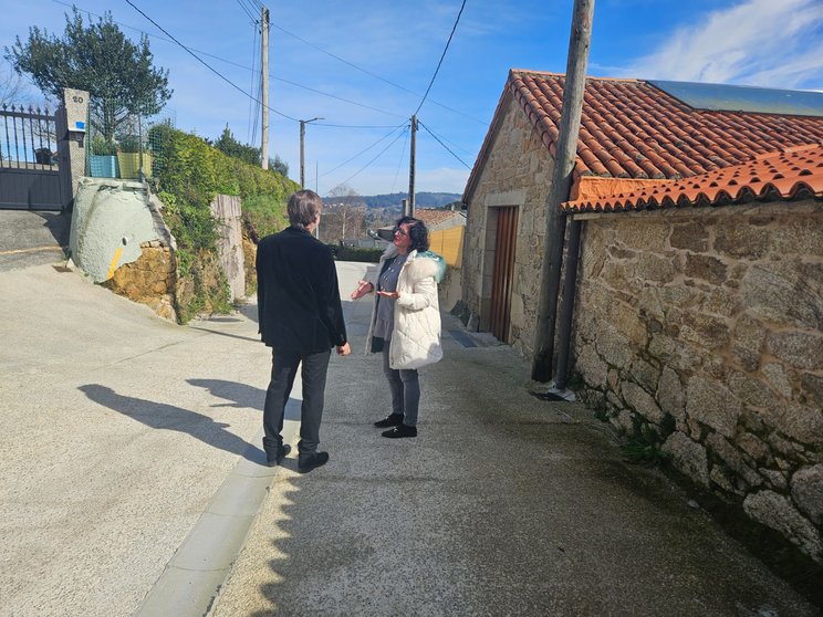 A alcaldesa de Teo e o arquitecto municipal visitaron a aldea de Socastro para comprobar o resultado das obras de reurbanización.