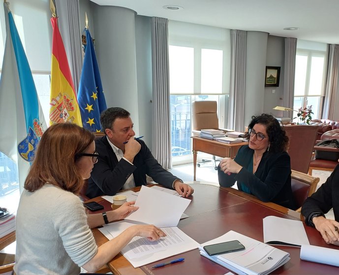 : Reunión entre a alcaldesa de Teo e o presidente da Deputación da Coruña para afondar no estado de desatención das estradas de titularidade provincial no municipio.
